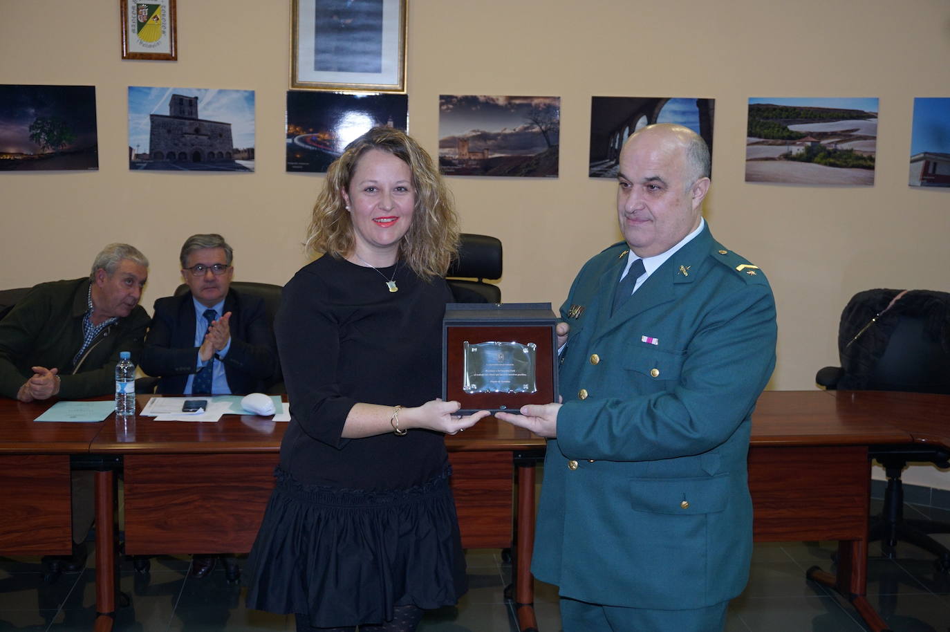 Emocionante acto de reconocimiento en la sede de la Mancomunidad Torozos en Arroyo de la Encomienda a la Guardia Civil con presencia de todos los alcaldes. 