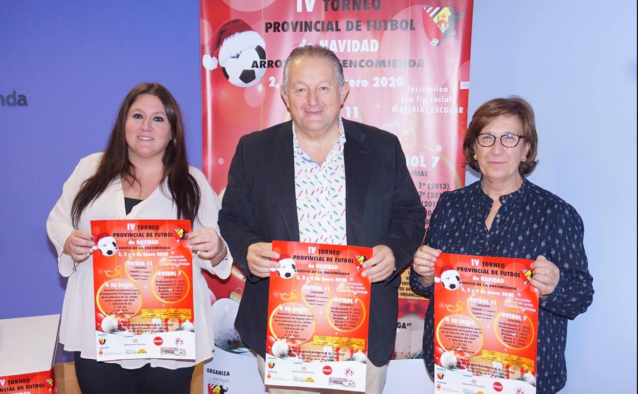 Ana Sánchez, Guti y Pilar Nieto en la presentación del IV torneo de fútbol provincial de Navidad de Arroyo de la Encomienda. 
