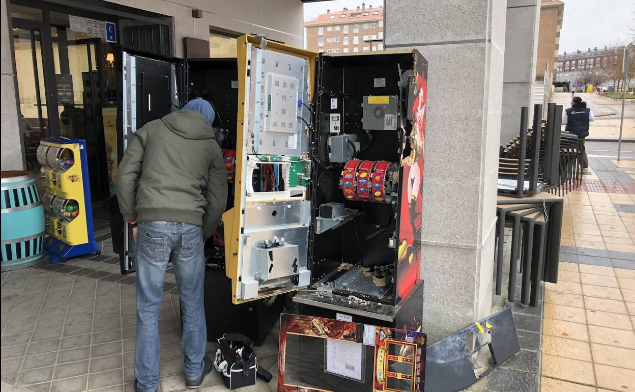 Un operario retira las máquinas tragaperras reventadas en el Vintage. 