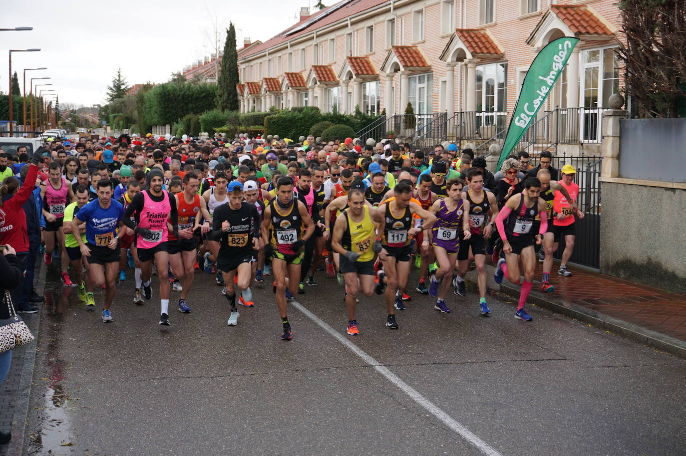 Los alegres y divertidos disfraces cobran protagonismo cada año en la Carrera del Turrón de Arroyo. 