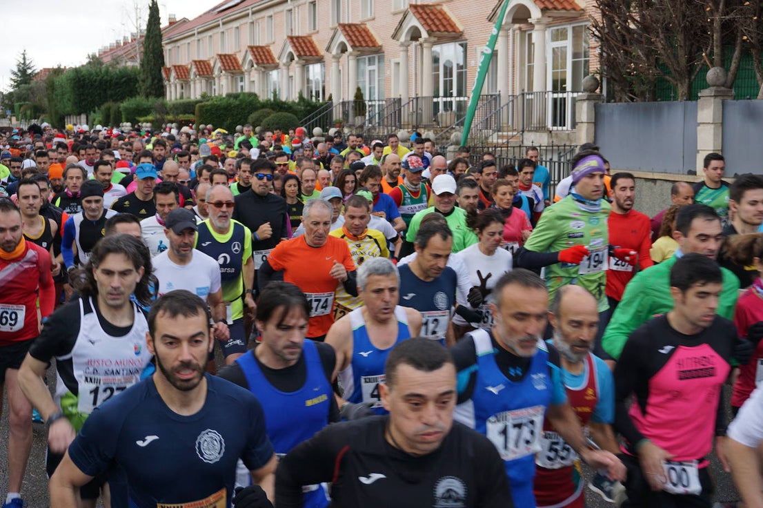 Los alegres y divertidos disfraces cobran protagonismo cada año en la Carrera del Turrón de Arroyo. 