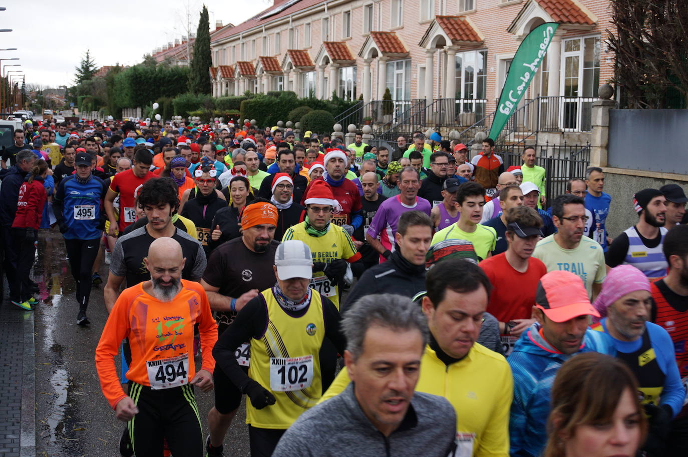 Los alegres y divertidos disfraces cobran protagonismo cada año en la Carrera del Turrón de Arroyo. 