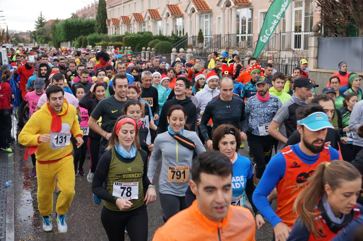 Los alegres y divertidos disfraces cobran protagonismo cada año en la Carrera del Turrón de Arroyo. 