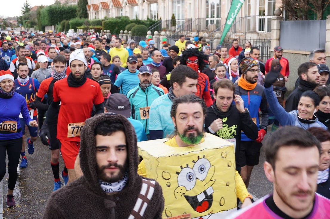 Los alegres y divertidos disfraces cobran protagonismo cada año en la Carrera del Turrón de Arroyo. 