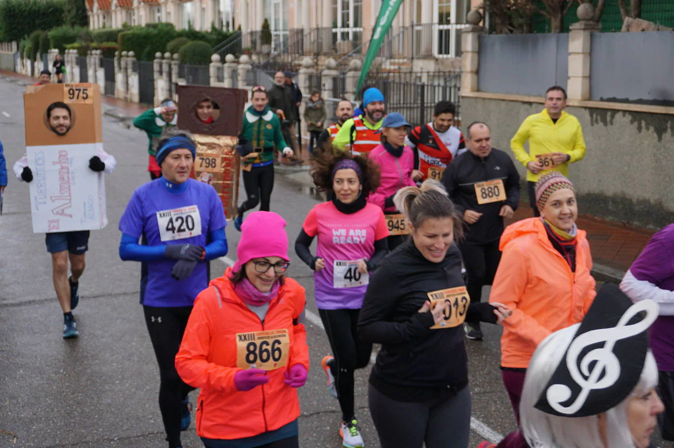 Los alegres y divertidos disfraces cobran protagonismo cada año en la Carrera del Turrón de Arroyo. 