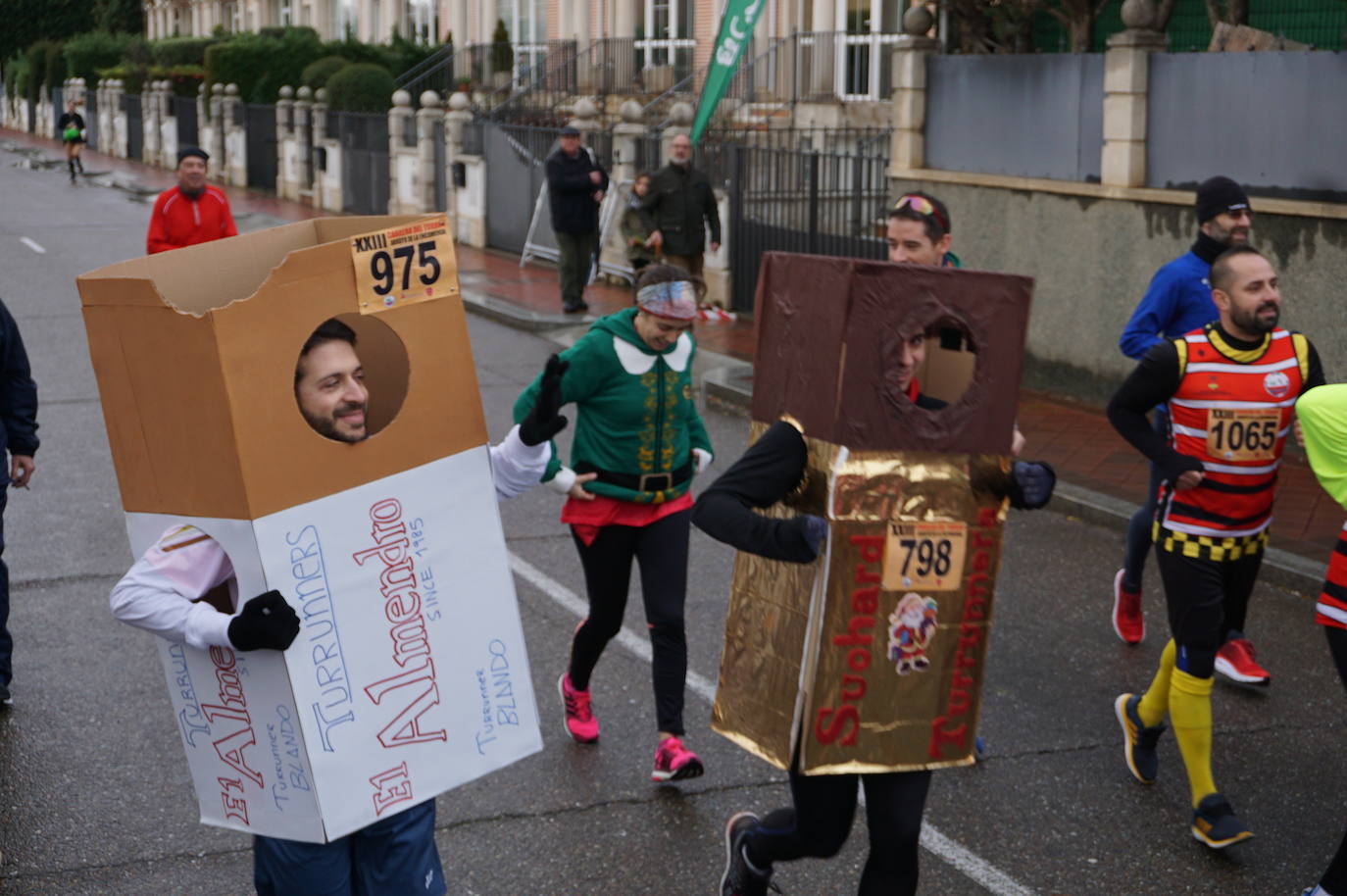 Los alegres y divertidos disfraces cobran protagonismo cada año en la Carrera del Turrón de Arroyo. 