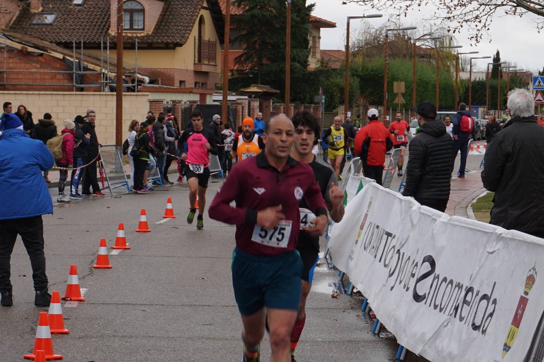 Los alegres y divertidos disfraces cobran protagonismo cada año en la Carrera del Turrón de Arroyo. 