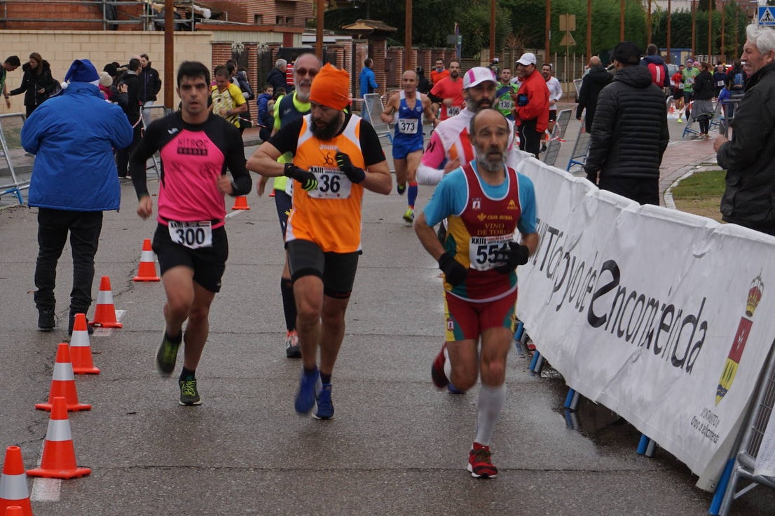Los alegres y divertidos disfraces cobran protagonismo cada año en la Carrera del Turrón de Arroyo. 