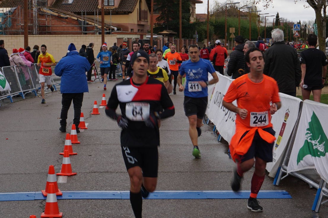 Los alegres y divertidos disfraces cobran protagonismo cada año en la Carrera del Turrón de Arroyo. 