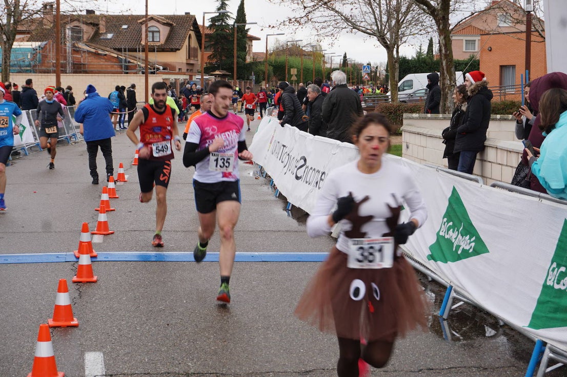 Los alegres y divertidos disfraces cobran protagonismo cada año en la Carrera del Turrón de Arroyo. 