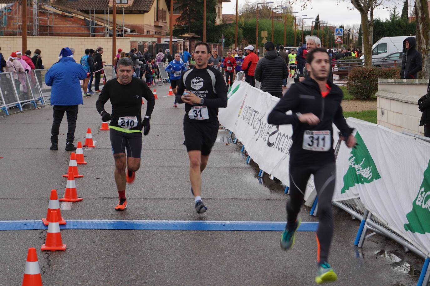 Los alegres y divertidos disfraces cobran protagonismo cada año en la Carrera del Turrón de Arroyo. 