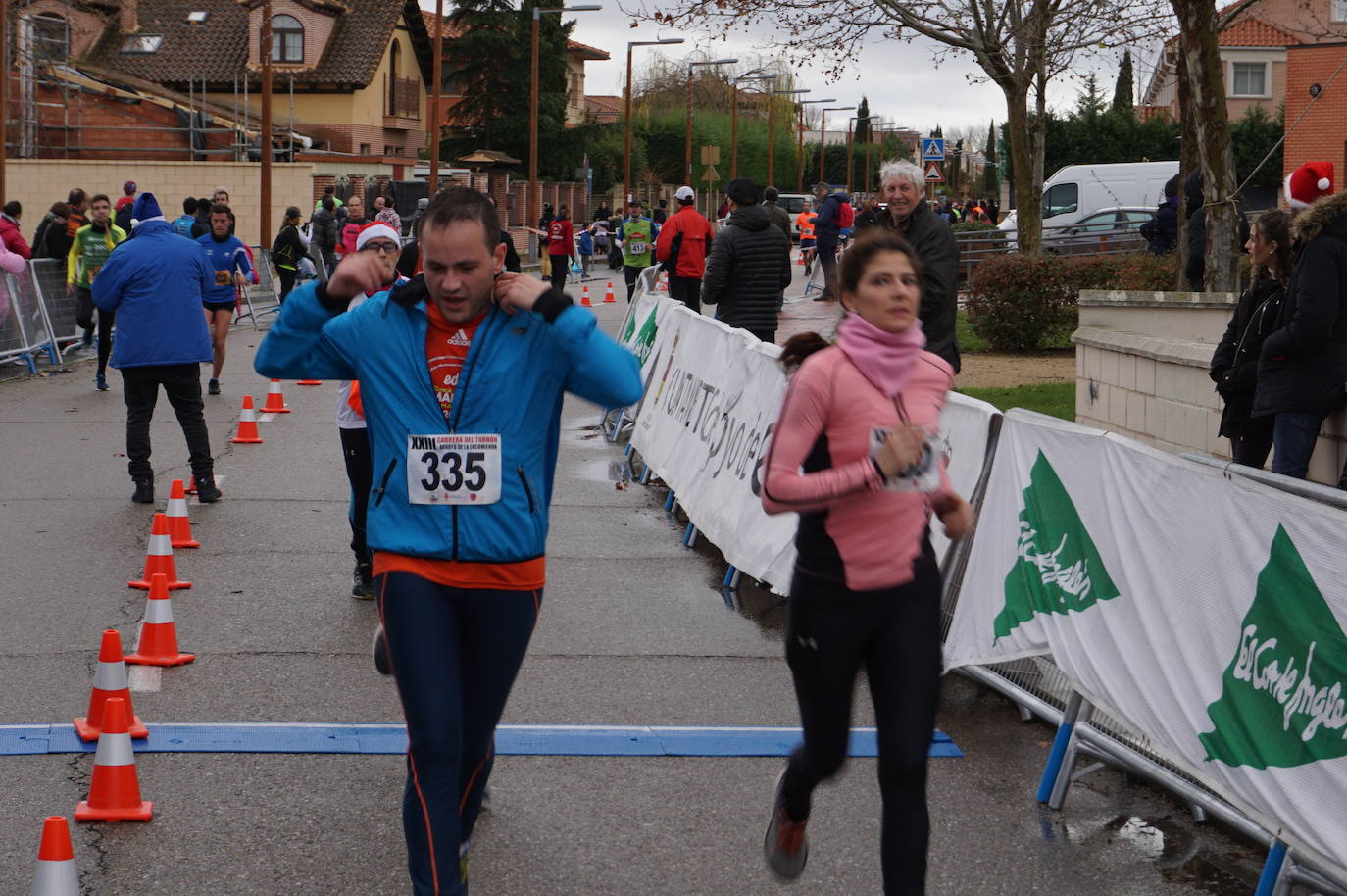 Los alegres y divertidos disfraces cobran protagonismo cada año en la Carrera del Turrón de Arroyo. 