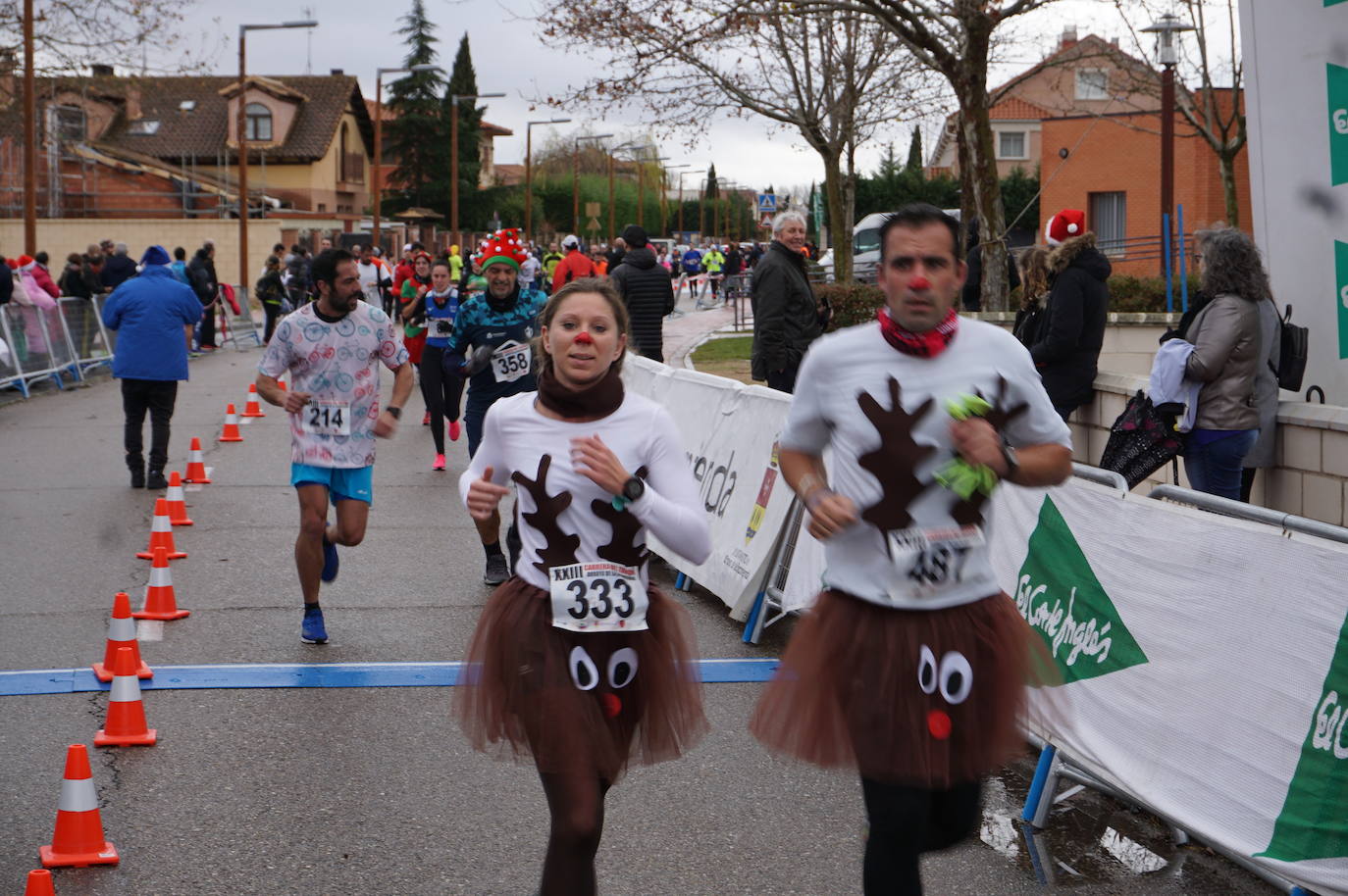 Los alegres y divertidos disfraces cobran protagonismo cada año en la Carrera del Turrón de Arroyo. 