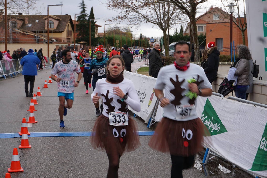 Los alegres y divertidos disfraces cobran protagonismo cada año en la Carrera del Turrón de Arroyo. 