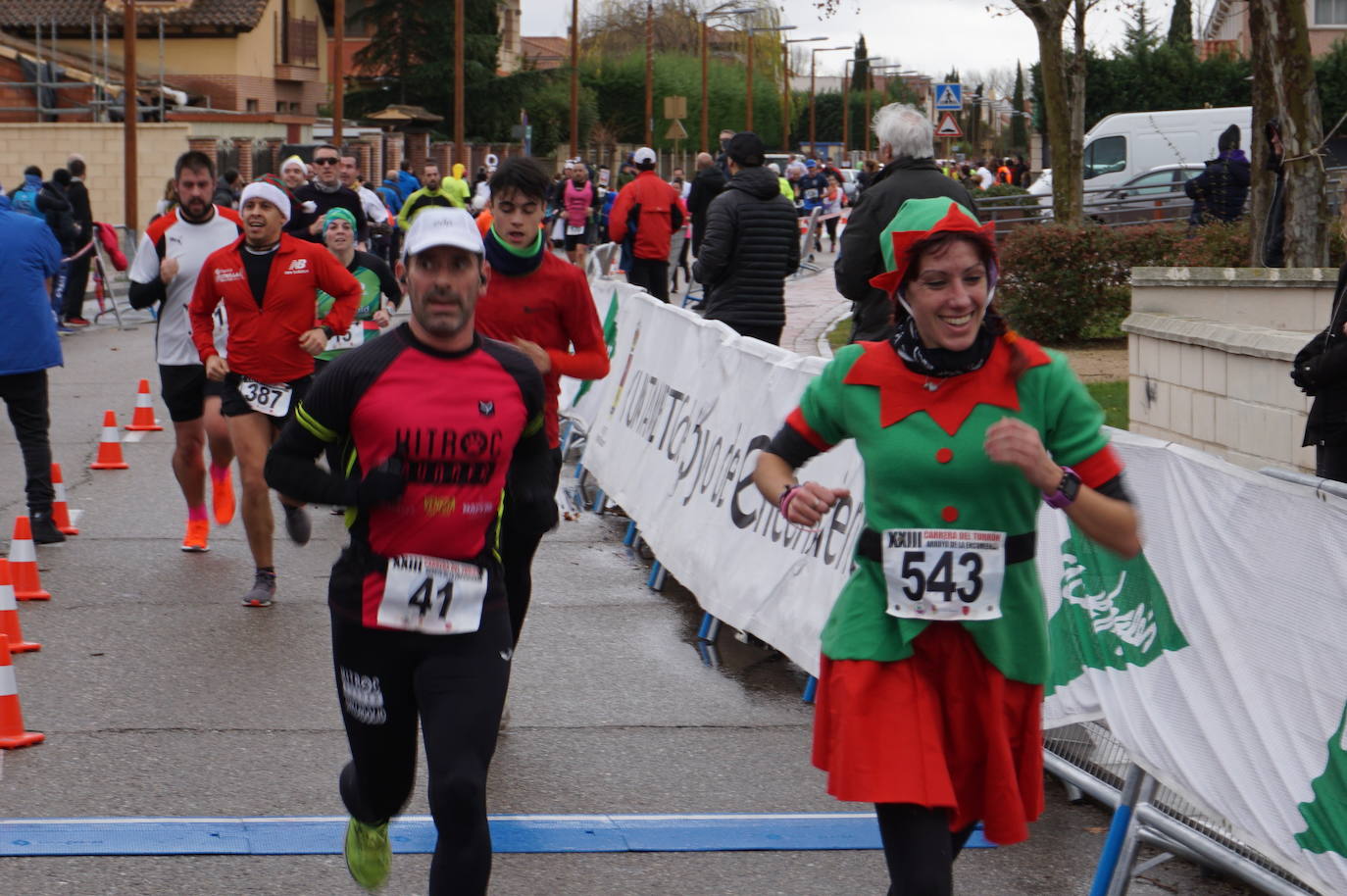 Los alegres y divertidos disfraces cobran protagonismo cada año en la Carrera del Turrón de Arroyo. 