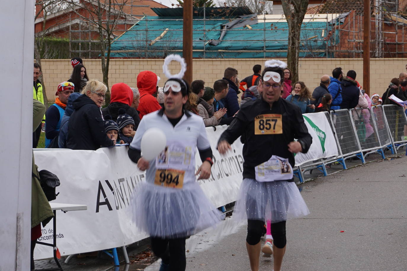 Los alegres y divertidos disfraces cobran protagonismo cada año en la Carrera del Turrón de Arroyo. 