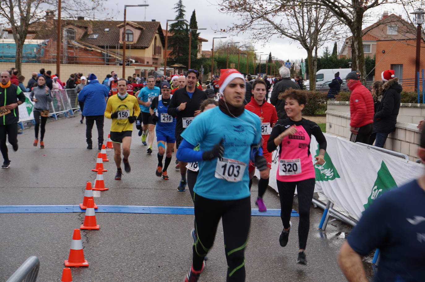 Los alegres y divertidos disfraces cobran protagonismo cada año en la Carrera del Turrón de Arroyo. 