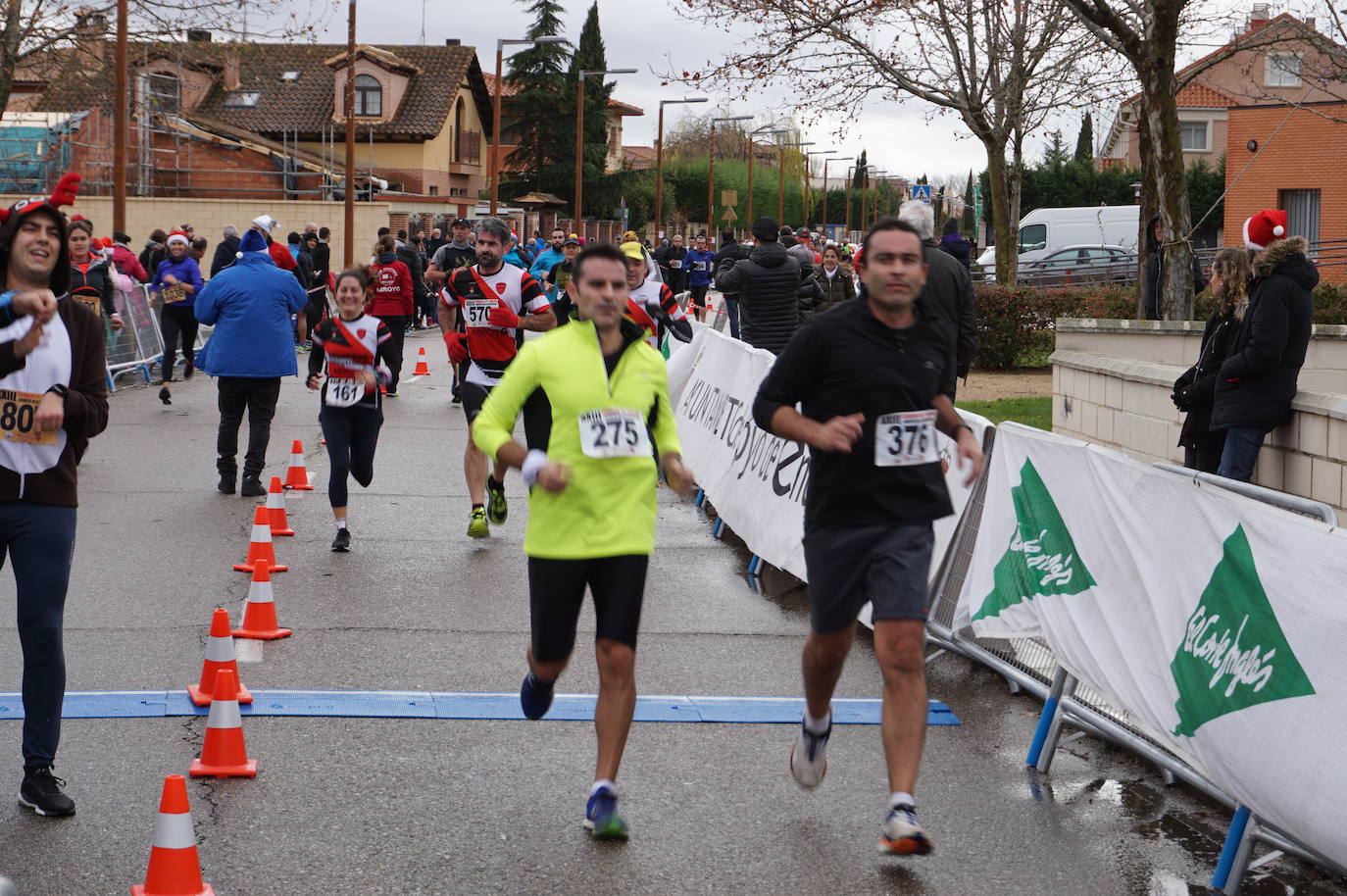 Los alegres y divertidos disfraces cobran protagonismo cada año en la Carrera del Turrón de Arroyo. 