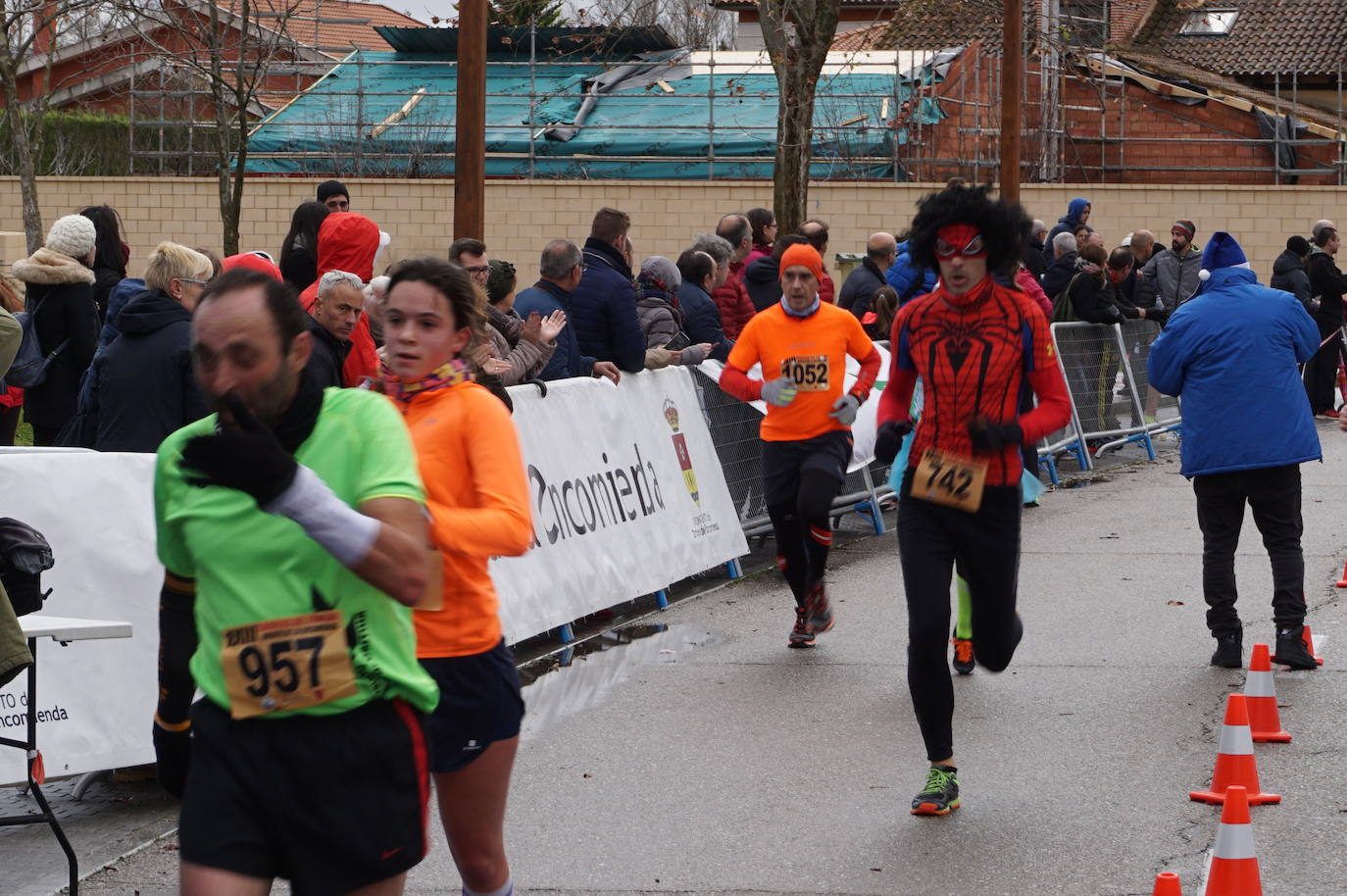 Los alegres y divertidos disfraces cobran protagonismo cada año en la Carrera del Turrón de Arroyo. 