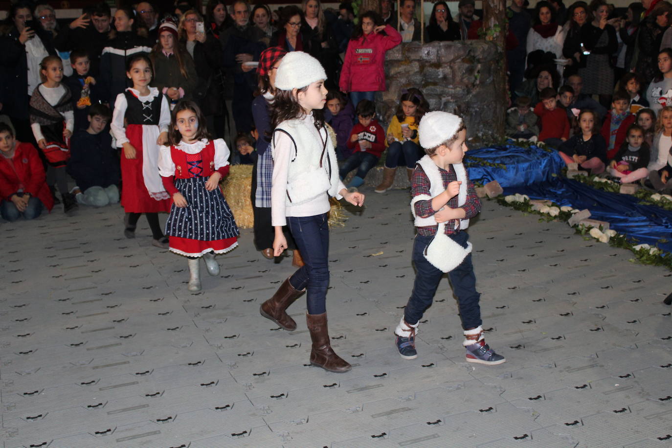 Adoración de los Reyes Magos al Niño Jesús en el portal de Belén. 