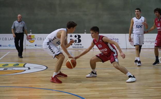 Guille Raposo defiende al base rival en medio campo. 