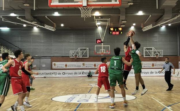 La pelea por el rebote fue favorable a los extremeños, mucho más grandes que los arroyanos. 