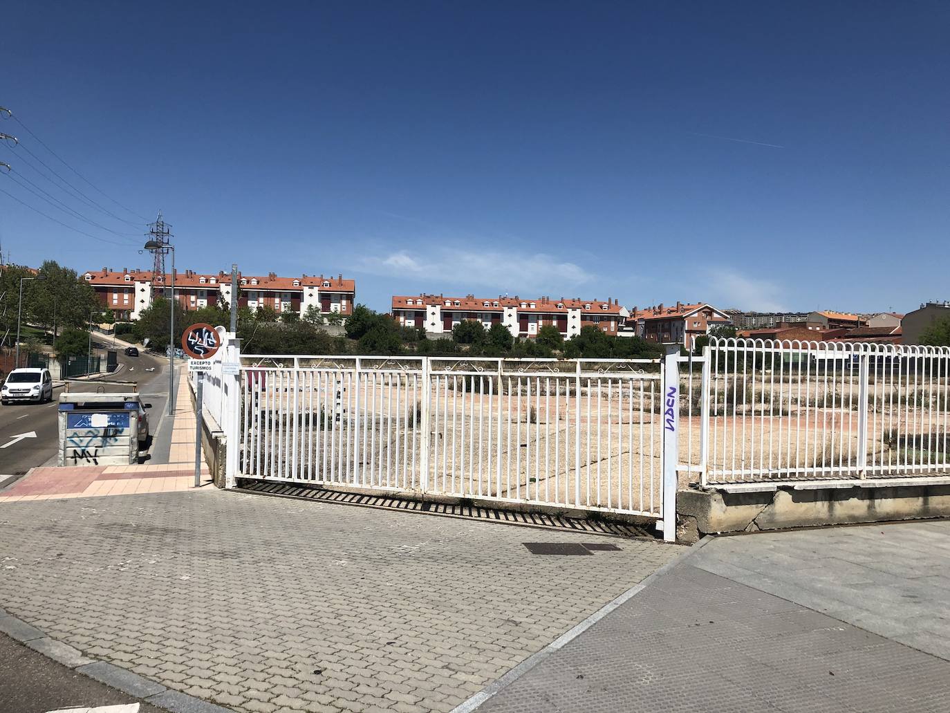 Entrada de la parcela de Cartisa junto a la subida hacia La Flecha. 