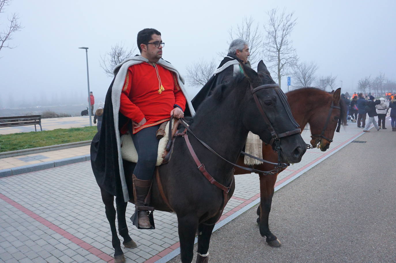 Baltasar lanza caramelos a los más pequeños de Arroyo desde su carroza. 