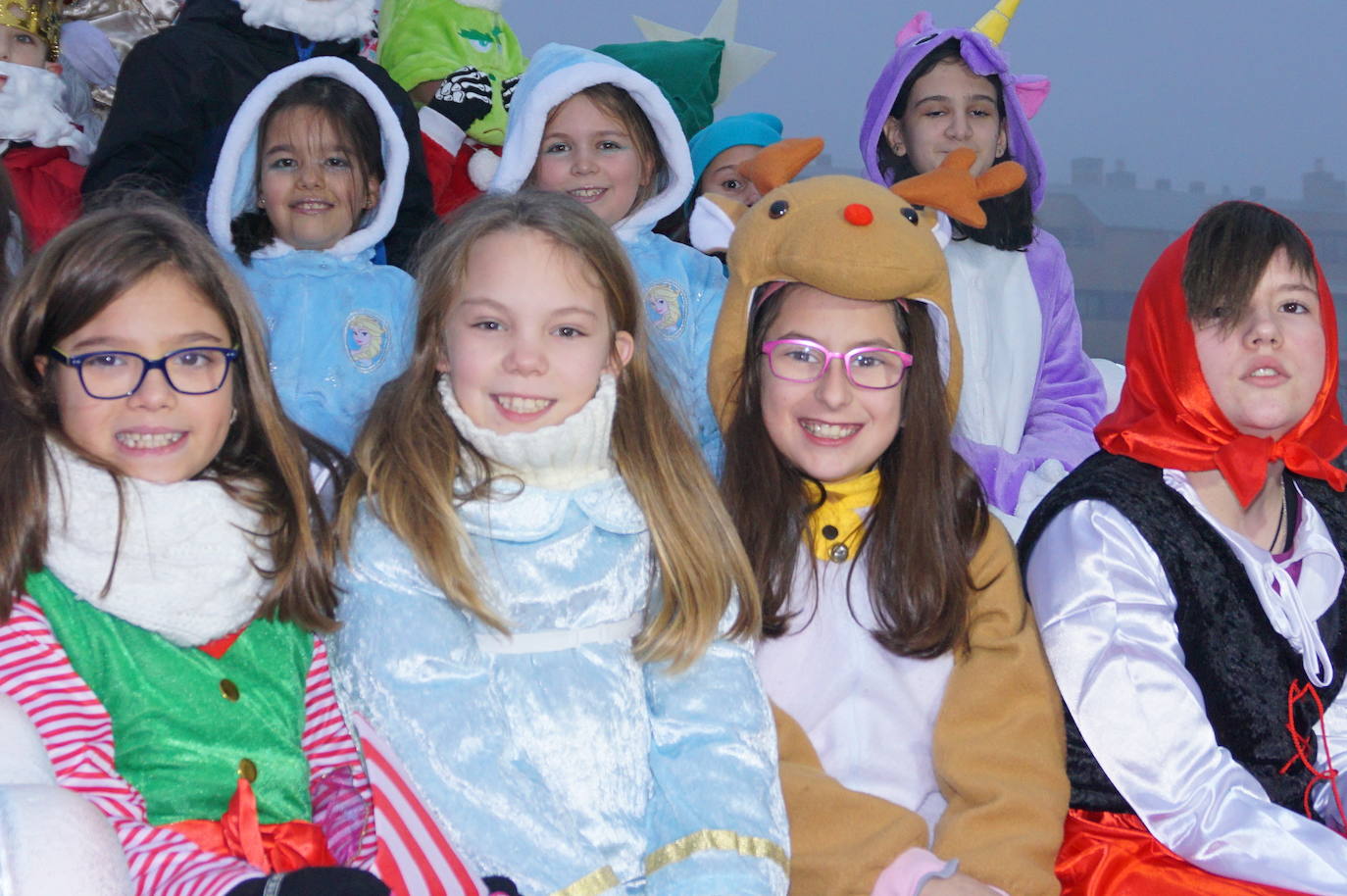 Baltasar lanza caramelos a los más pequeños de Arroyo desde su carroza. 