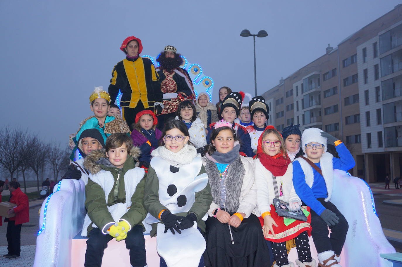 Baltasar lanza caramelos a los más pequeños de Arroyo desde su carroza. 