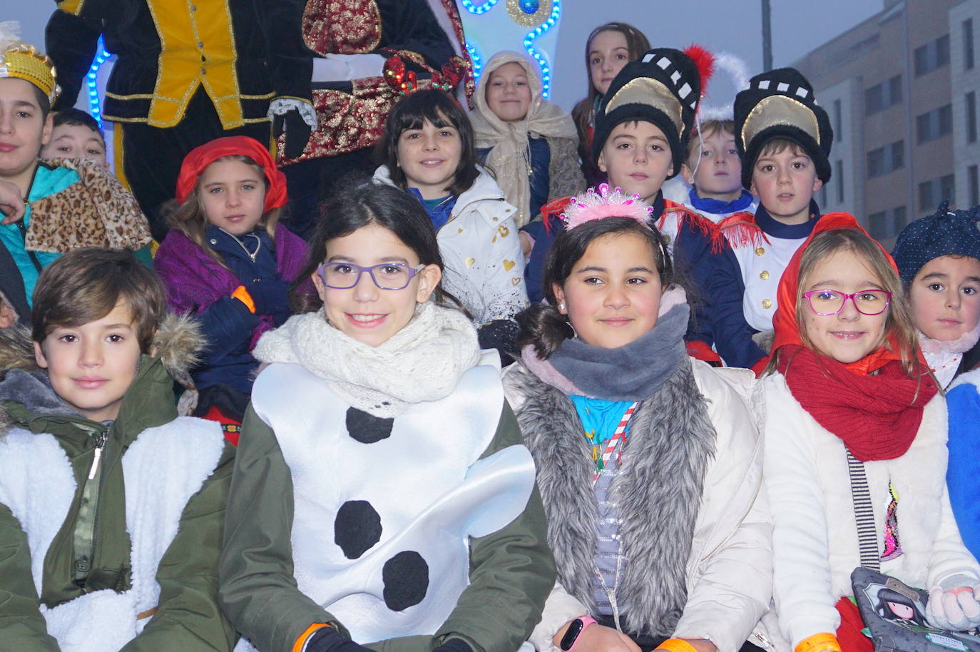 Baltasar lanza caramelos a los más pequeños de Arroyo desde su carroza. 