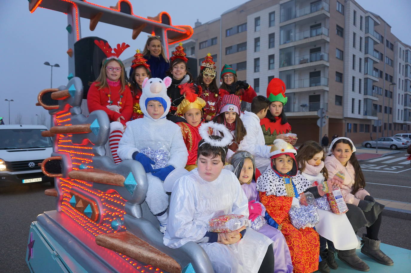 Baltasar lanza caramelos a los más pequeños de Arroyo desde su carroza. 