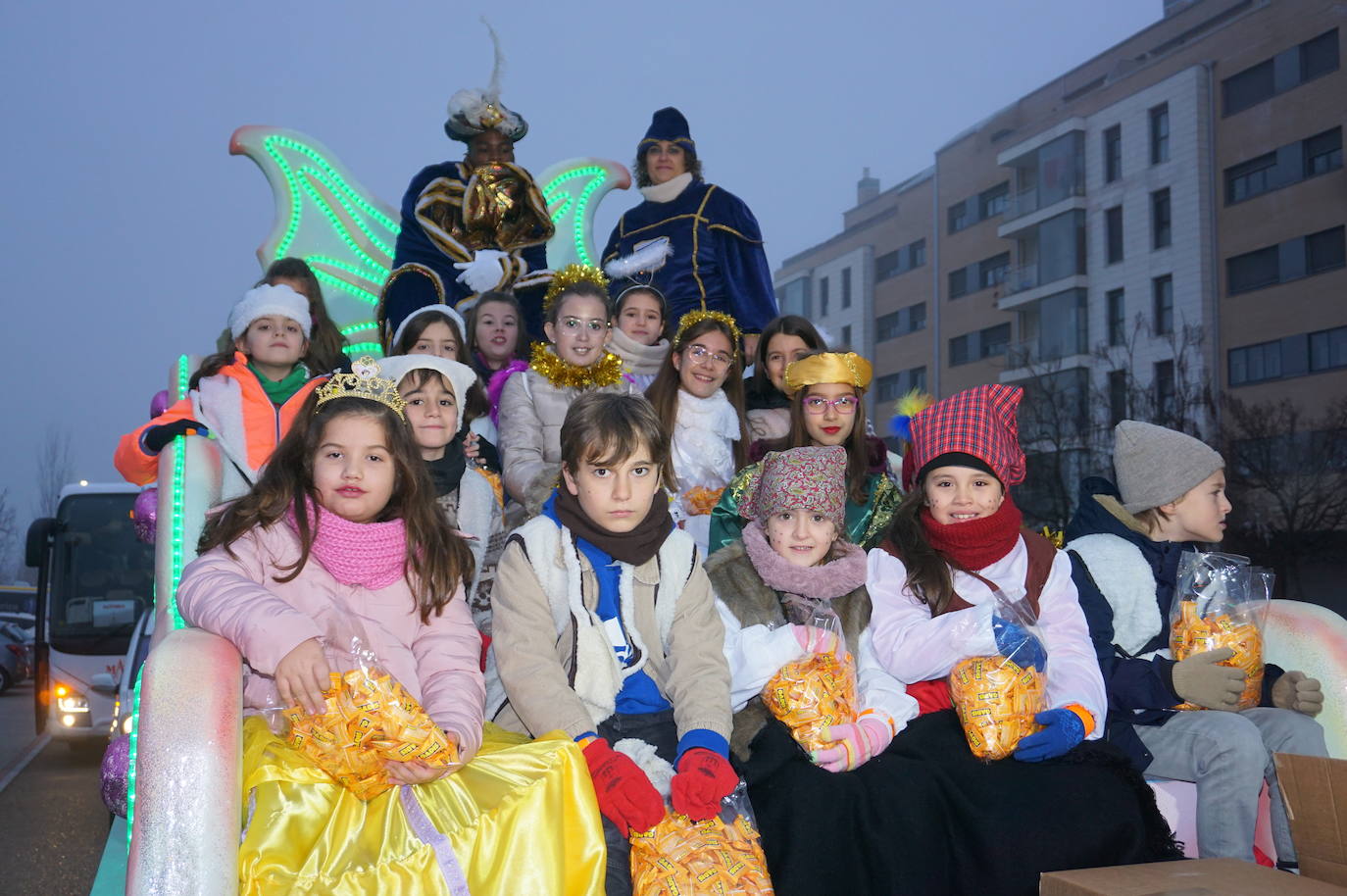 Baltasar lanza caramelos a los más pequeños de Arroyo desde su carroza. 