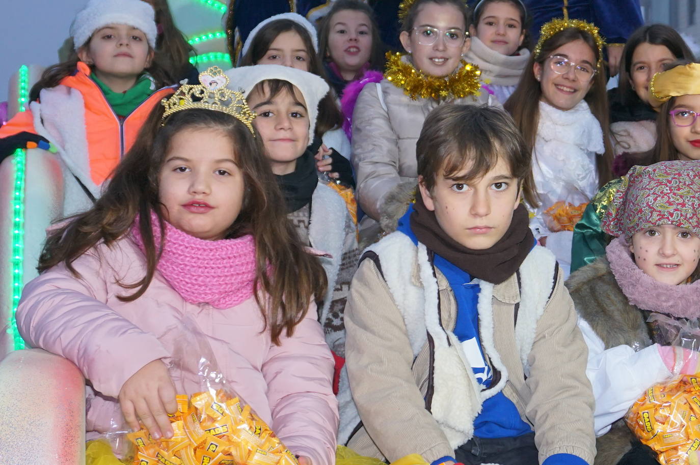Baltasar lanza caramelos a los más pequeños de Arroyo desde su carroza. 