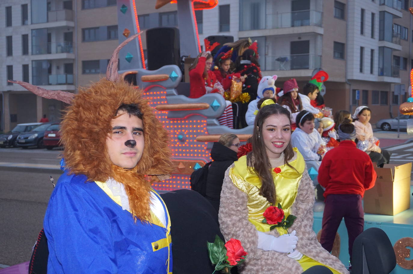 Baltasar lanza caramelos a los más pequeños de Arroyo desde su carroza. 