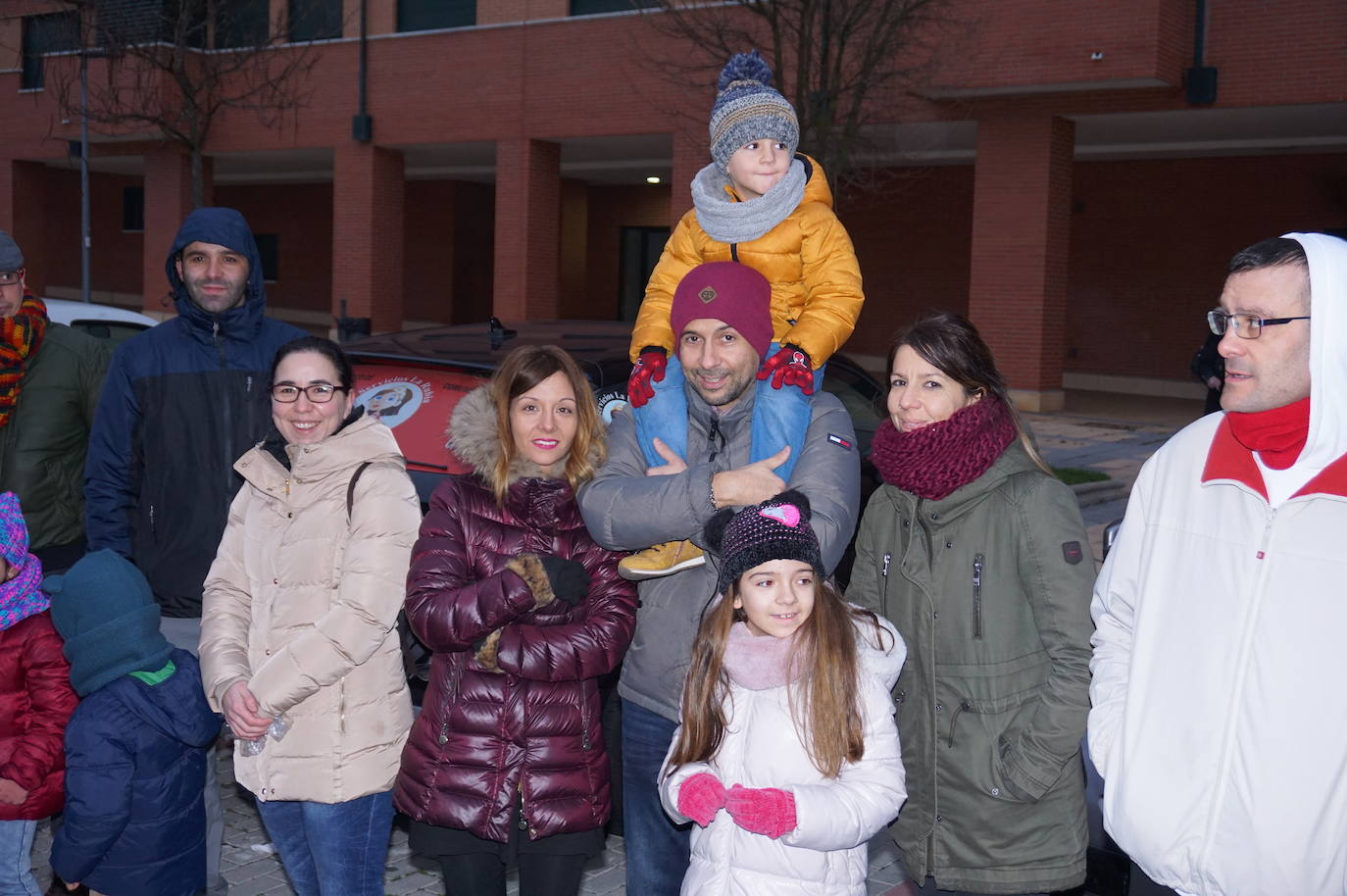 Baltasar lanza caramelos a los más pequeños de Arroyo desde su carroza. 