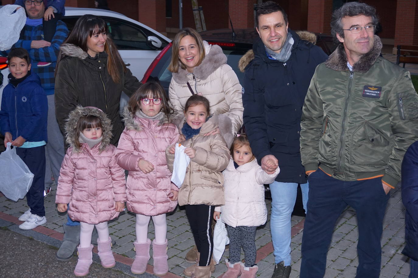 Baltasar lanza caramelos a los más pequeños de Arroyo desde su carroza. 