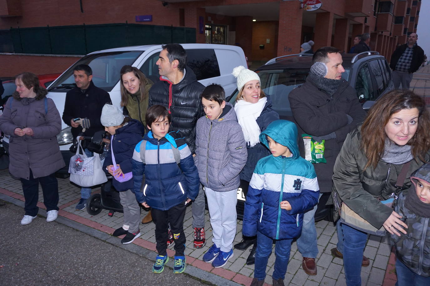 Baltasar lanza caramelos a los más pequeños de Arroyo desde su carroza. 