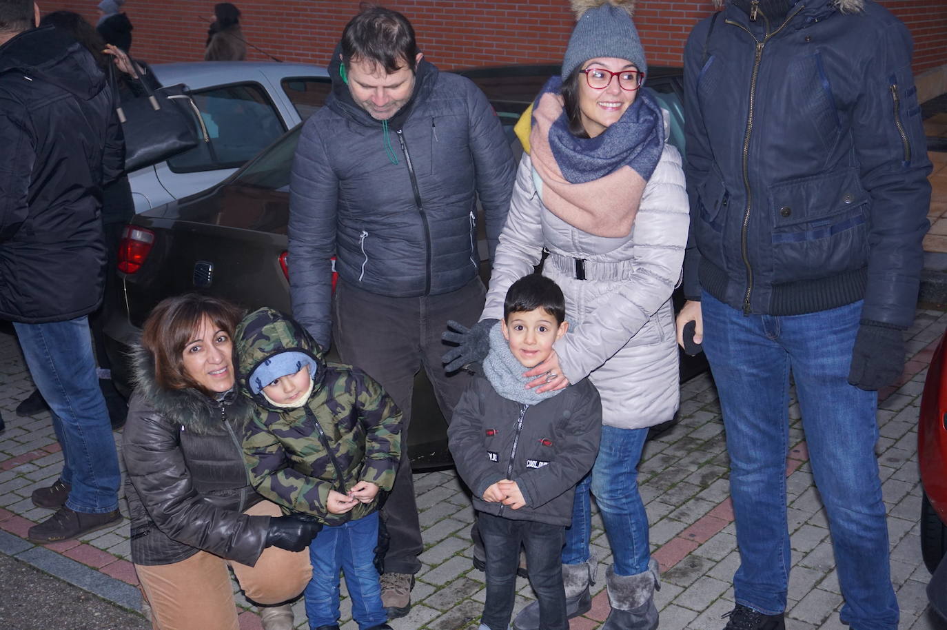 Baltasar lanza caramelos a los más pequeños de Arroyo desde su carroza. 