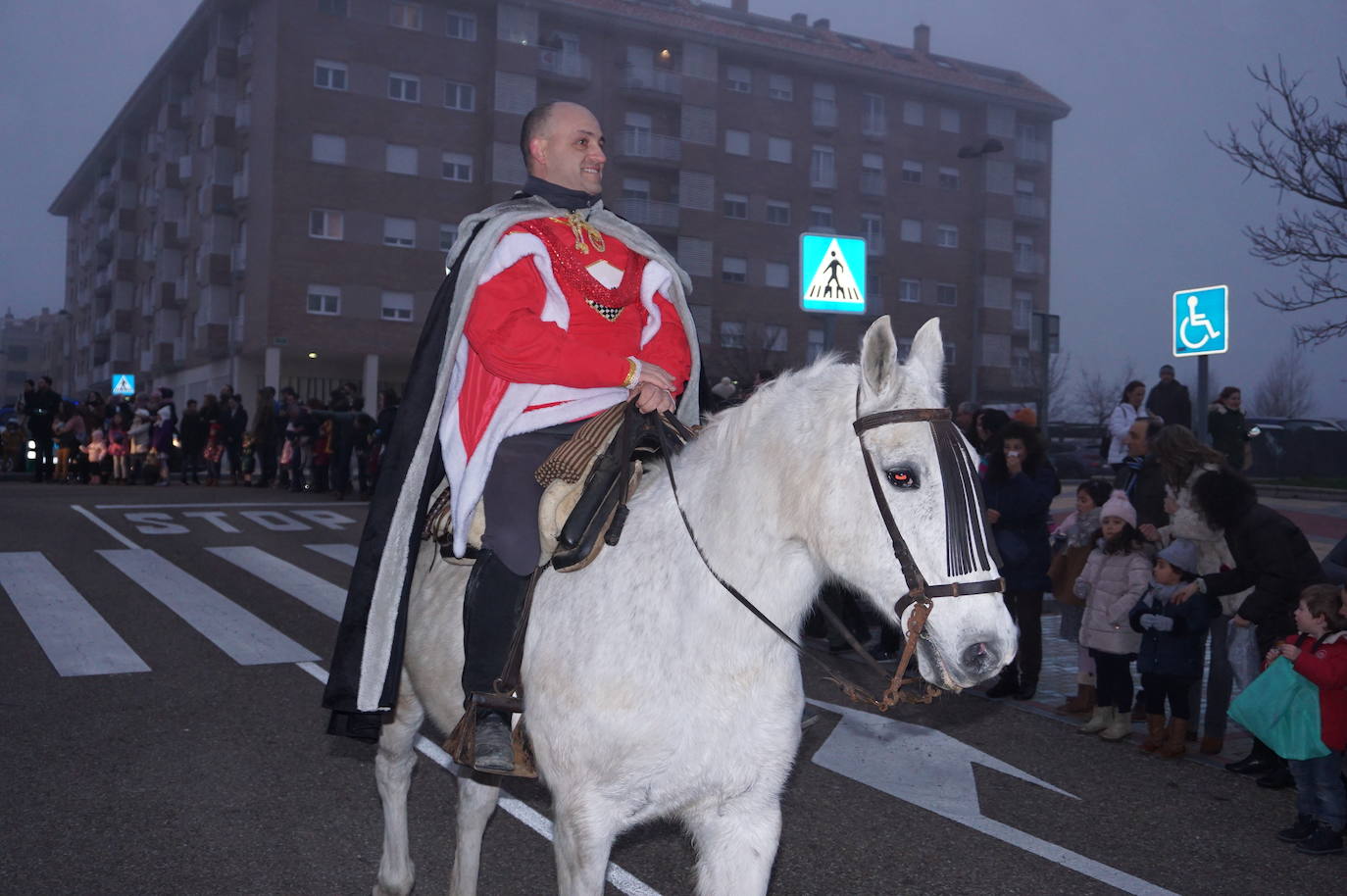 Baltasar lanza caramelos a los más pequeños de Arroyo desde su carroza. 