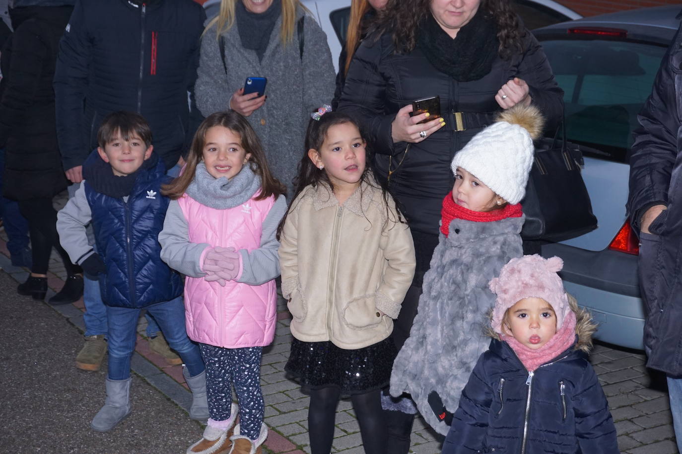 Baltasar lanza caramelos a los más pequeños de Arroyo desde su carroza. 