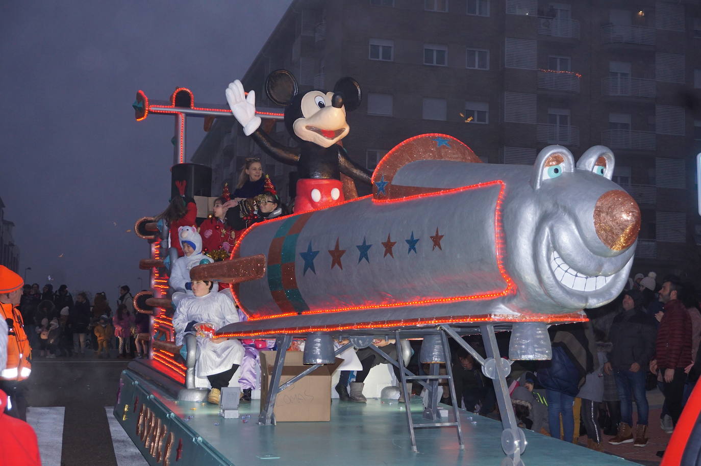 Baltasar lanza caramelos a los más pequeños de Arroyo desde su carroza. 