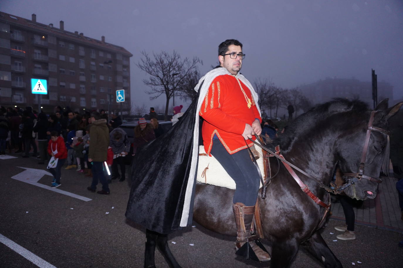 Baltasar lanza caramelos a los más pequeños de Arroyo desde su carroza. 