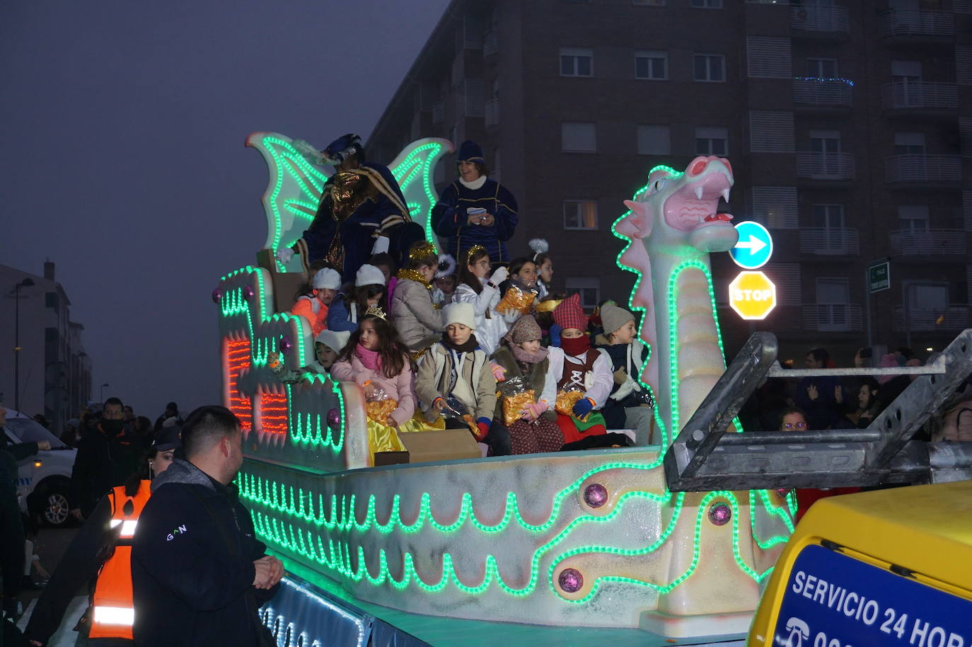 Baltasar lanza caramelos a los más pequeños de Arroyo desde su carroza. 