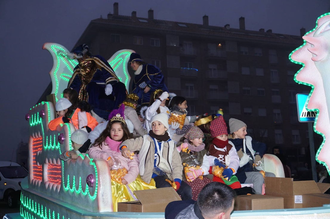 Baltasar lanza caramelos a los más pequeños de Arroyo desde su carroza. 