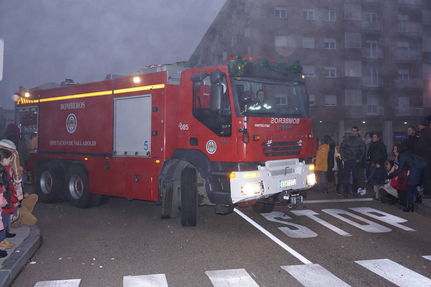 Baltasar lanza caramelos a los más pequeños de Arroyo desde su carroza. 