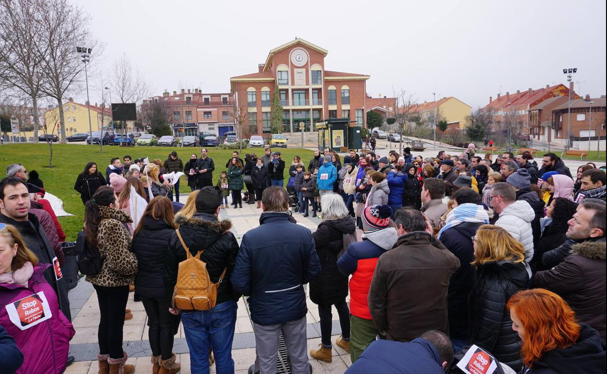 Los vecinos que han acudido a la concentración escuchan la lectura del manifiesto. 