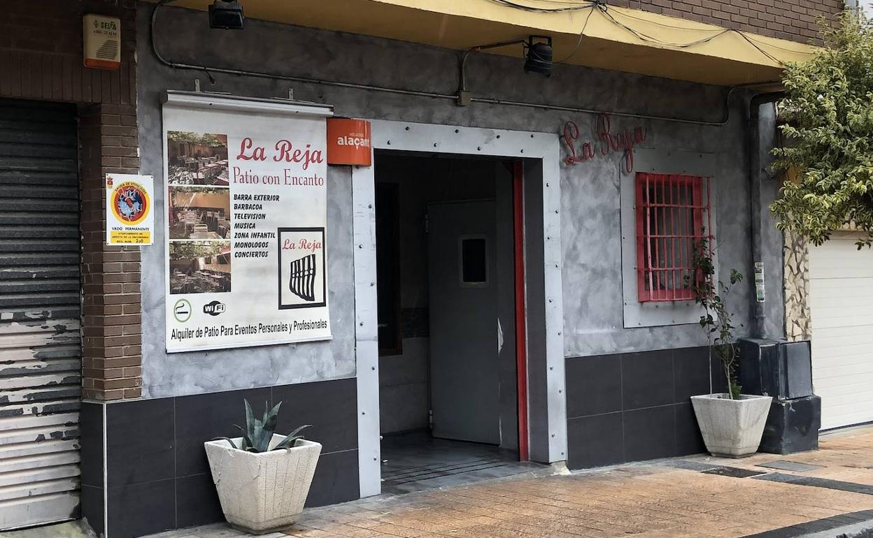 Fachada del bar La Reja, en La Flecha, objeto del robo esta pasada noche. 