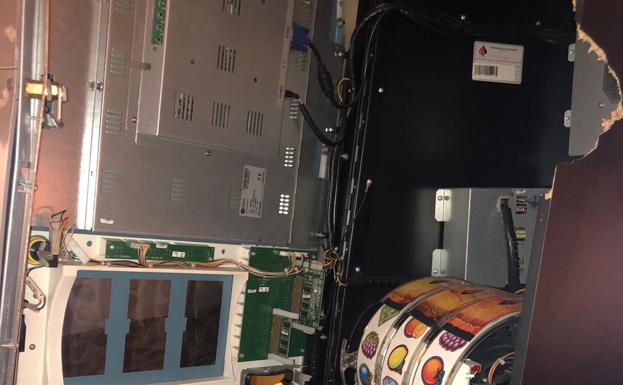 Estructura de madera partida a mazazos para llevarse el cajetín con la recaudación. 