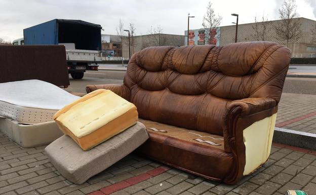 Sofá abandonado. 